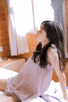 男生和女生在一起玩儿小游戏